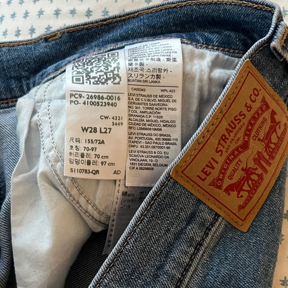 Levi's Distressed Ankle Jeans in Blue - Picture 2 of 7